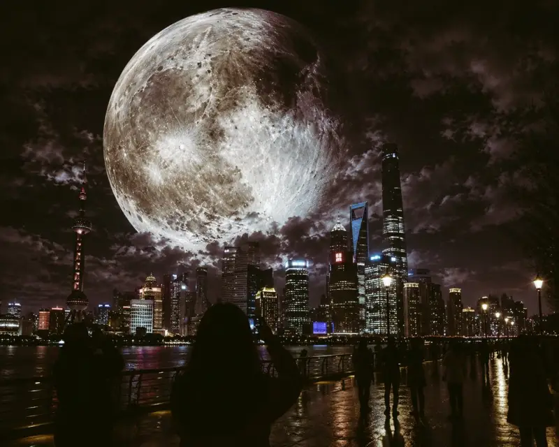 城市天际线上空的巨大月亮（图 2）